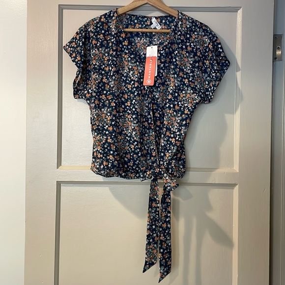 Floral woven surplice top - Picture 2 of 3